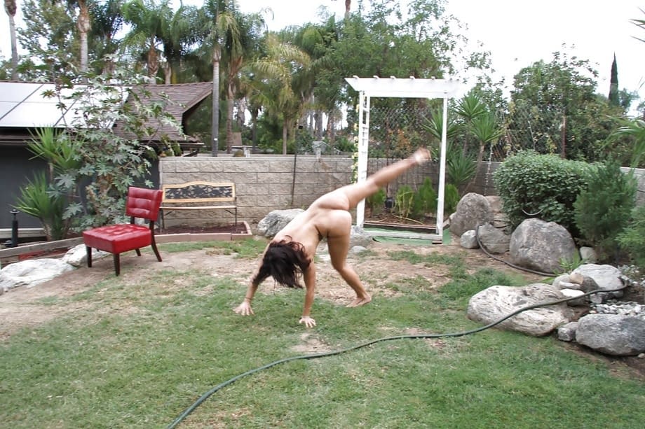 Fatty chick with dark hair shows her acrobatic skills outdoors