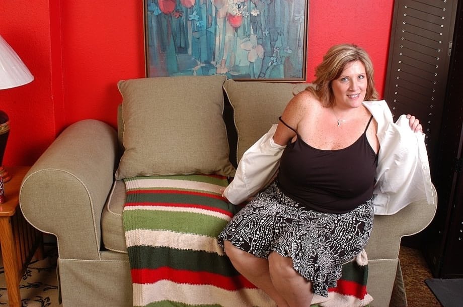 Fatty SSBW mature Deedra is undressing and posing without clothes