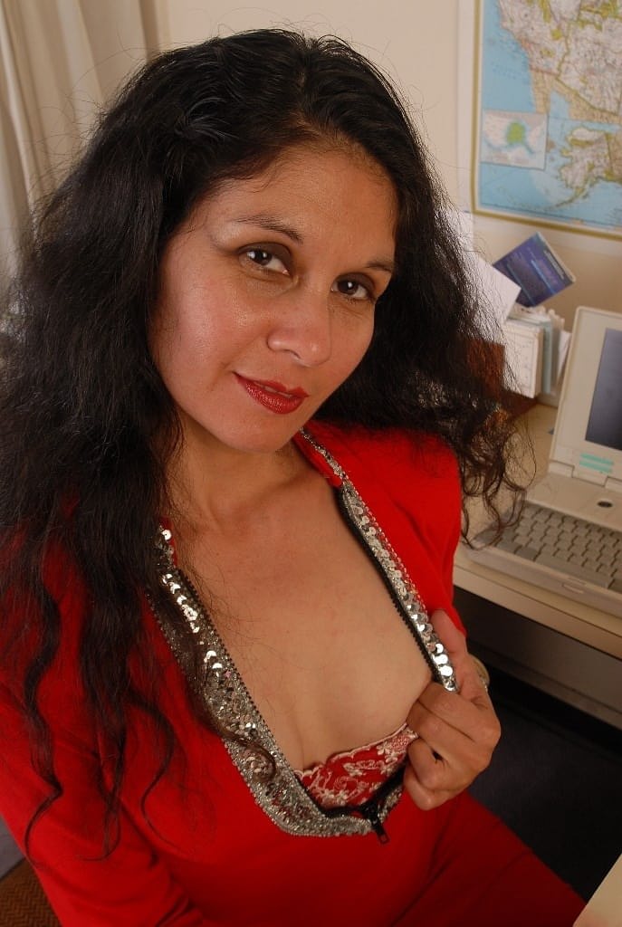 Hot granny Carmen shows off her stunning naked shape and pussy