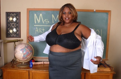 Mature ebony teacher SSBBW Winxx is undressing in the classroom