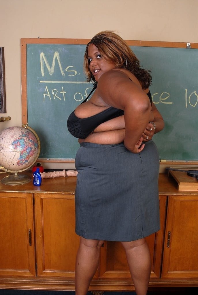 Mature ebony teacher SSBBW Winxx is undressing in the classroom