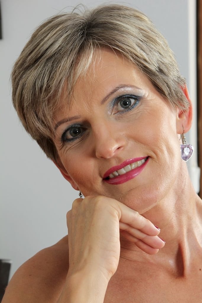 Encouraging Mature slut Melanie finds spare time for masturbation