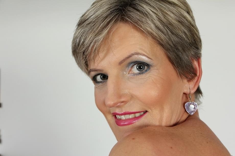 Middle-aged mature woman Melanie spreads her worn-out vagina