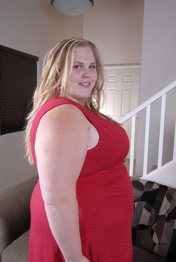 Sexy SSBBW Christina spreads her shaved vagina after stripping naked