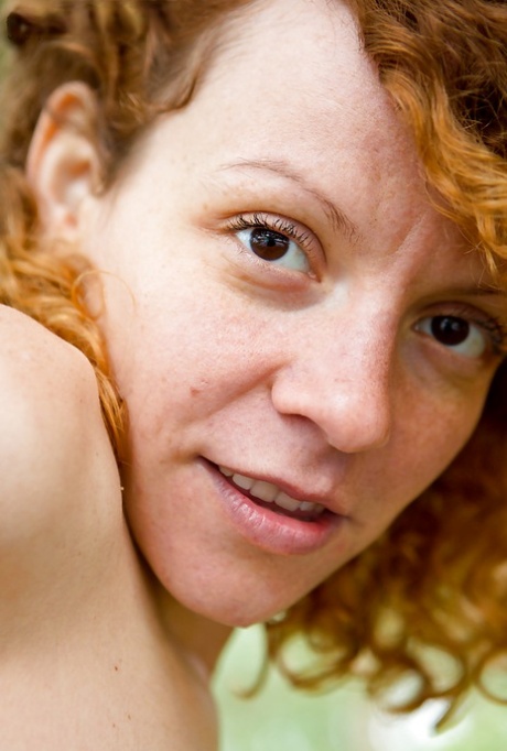 Fair faced amateur Roos shows off all natural looks in great outdoors