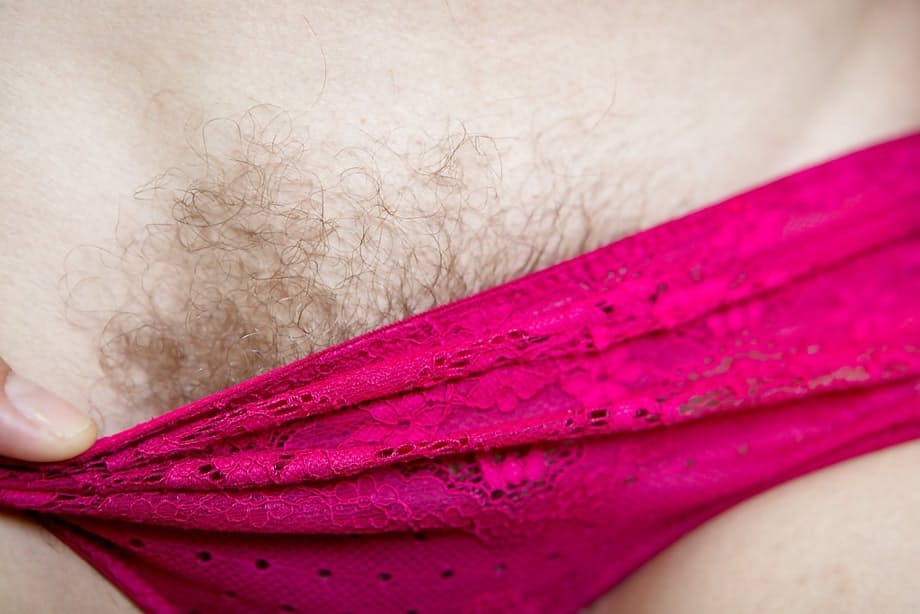 Amateur glasses laden chick Nora spreads her hairy vagina outdoors