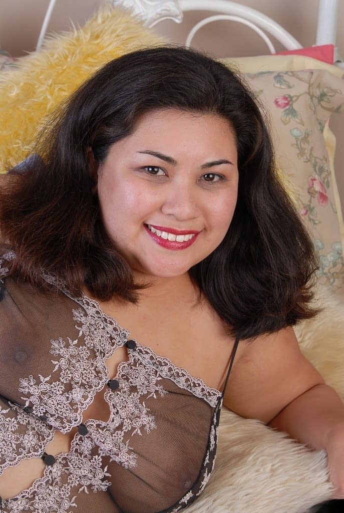 Sexy BBW model bares her big fat ass and saggy fat girl boobs