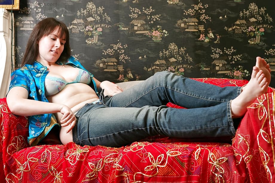Naturally busty amateur Claire M taking off her clothes and posing