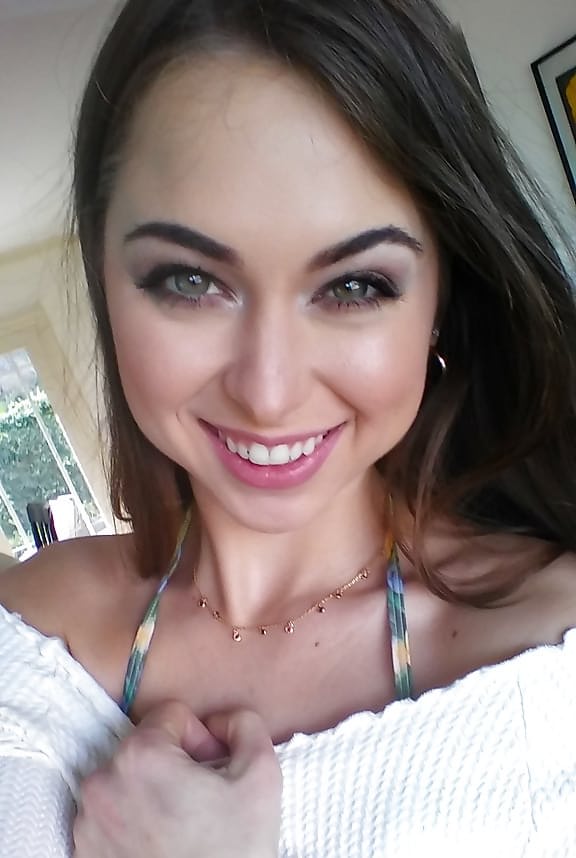 Petite chick Riley Reid taking nsfw selfies of shaved pussy outdoors