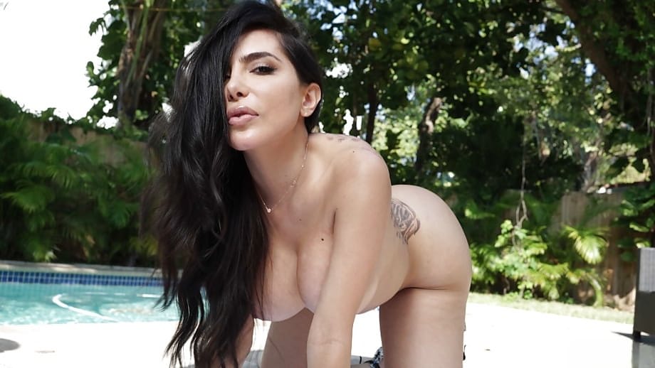 Busty Latina Lela Star exposing her big juicy ass outdoors