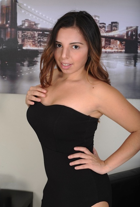 Bubble butt Latina Luna Leve playing with her pussy in high heels