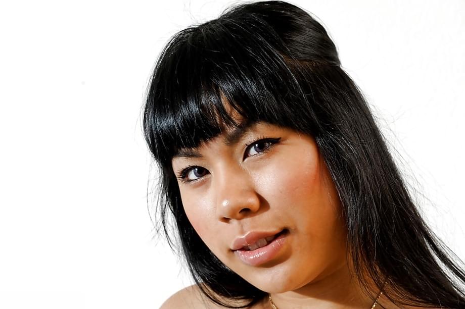 Sexy mixed race chick Kyanna parting trimmed cunt for clitoris exposure
