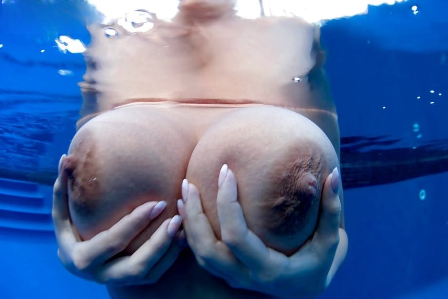Euro babe Valory Irene plays with erect nipples and big boobs underwater