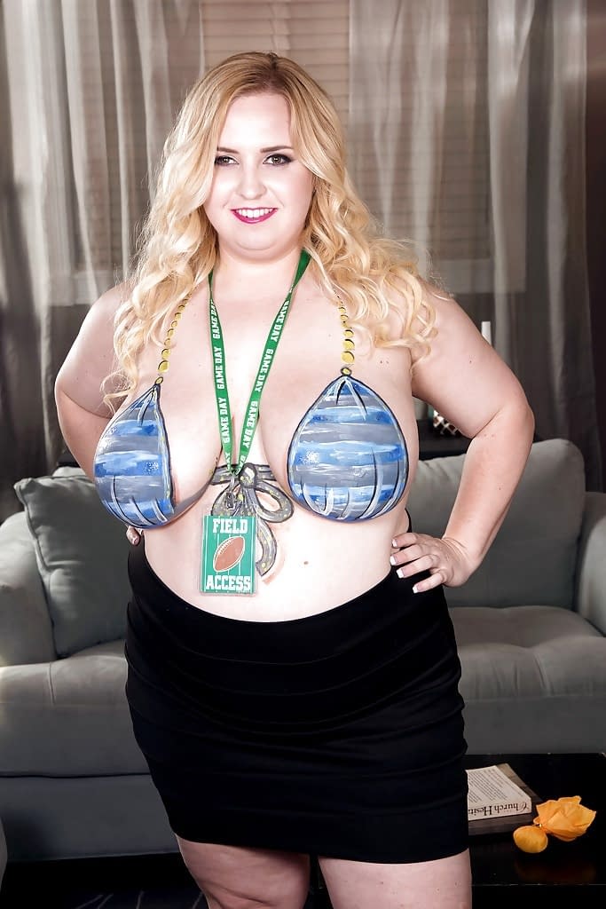 Blonde SSBBW Nikky Wilder exposing huge floppers before masturbating