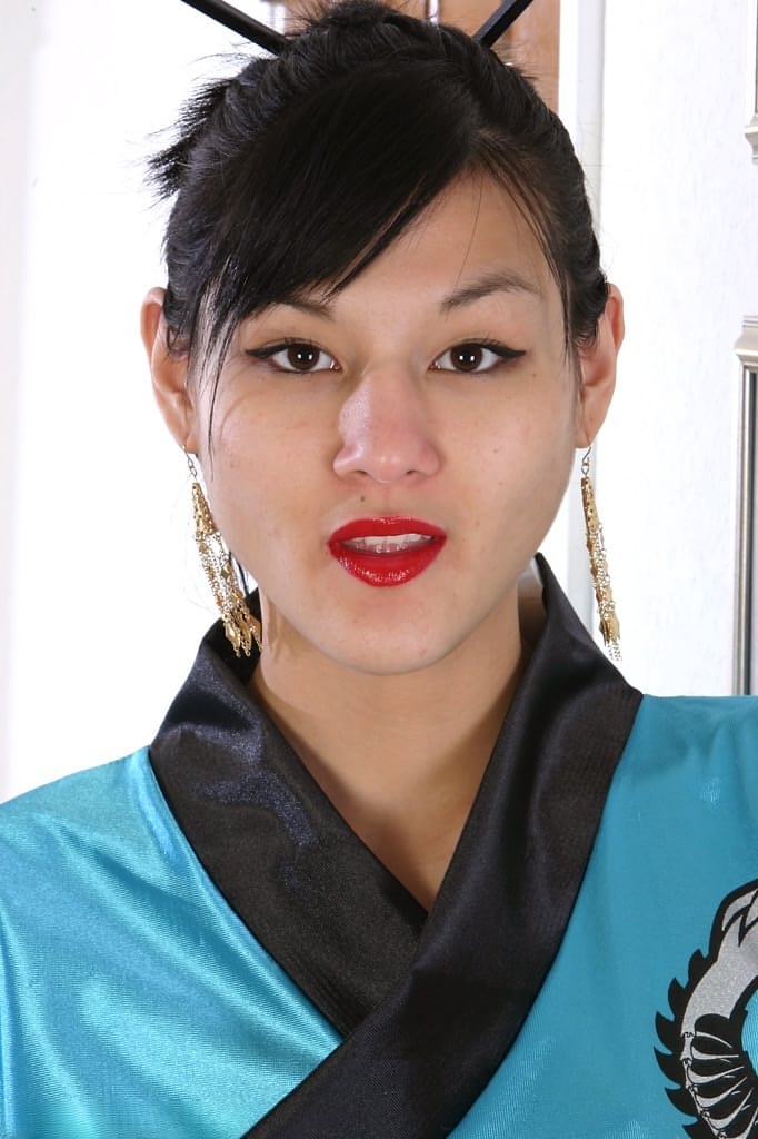Amateur Asian babe in kimono spreading her freshly shaved pussy