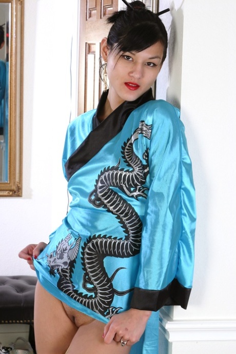 Amateur Asian babe in kimono spreading her freshly shaved pussy
