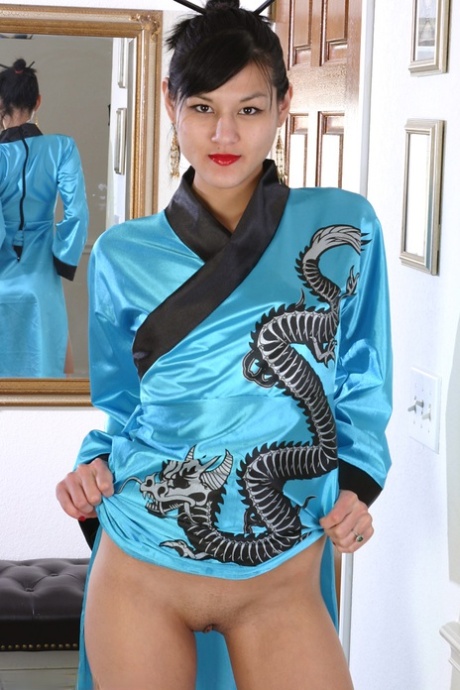 Amateur Asian babe in kimono spreading her freshly shaved pussy