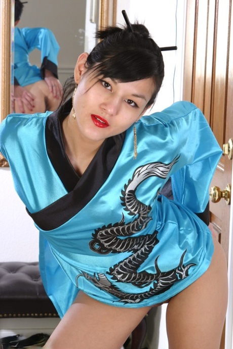 Amateur Asian babe in kimono spreading her freshly shaved pussy