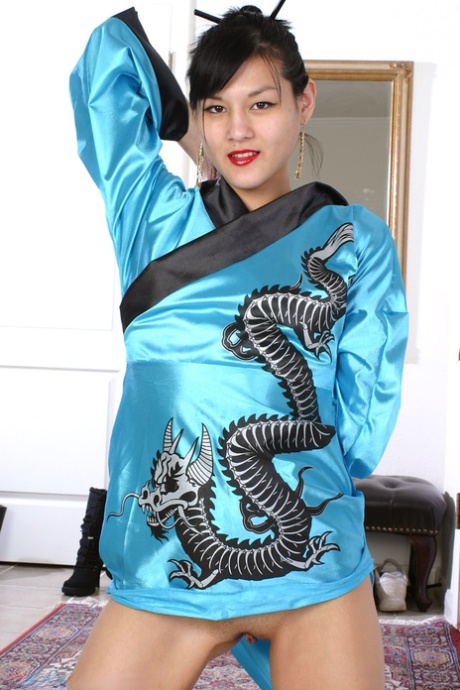 Amateur Asian babe in kimono spreading her freshly shaved pussy