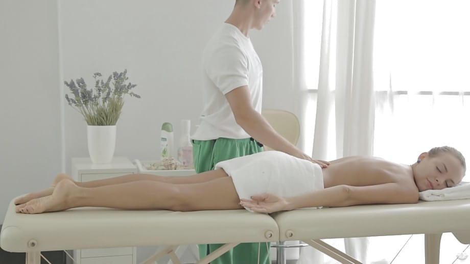 Young hottie with nice ass receives oil massage before hardcore sex