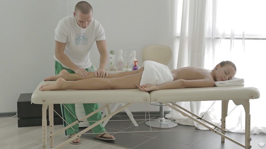Young hottie with nice ass receives oil massage before hardcore sex