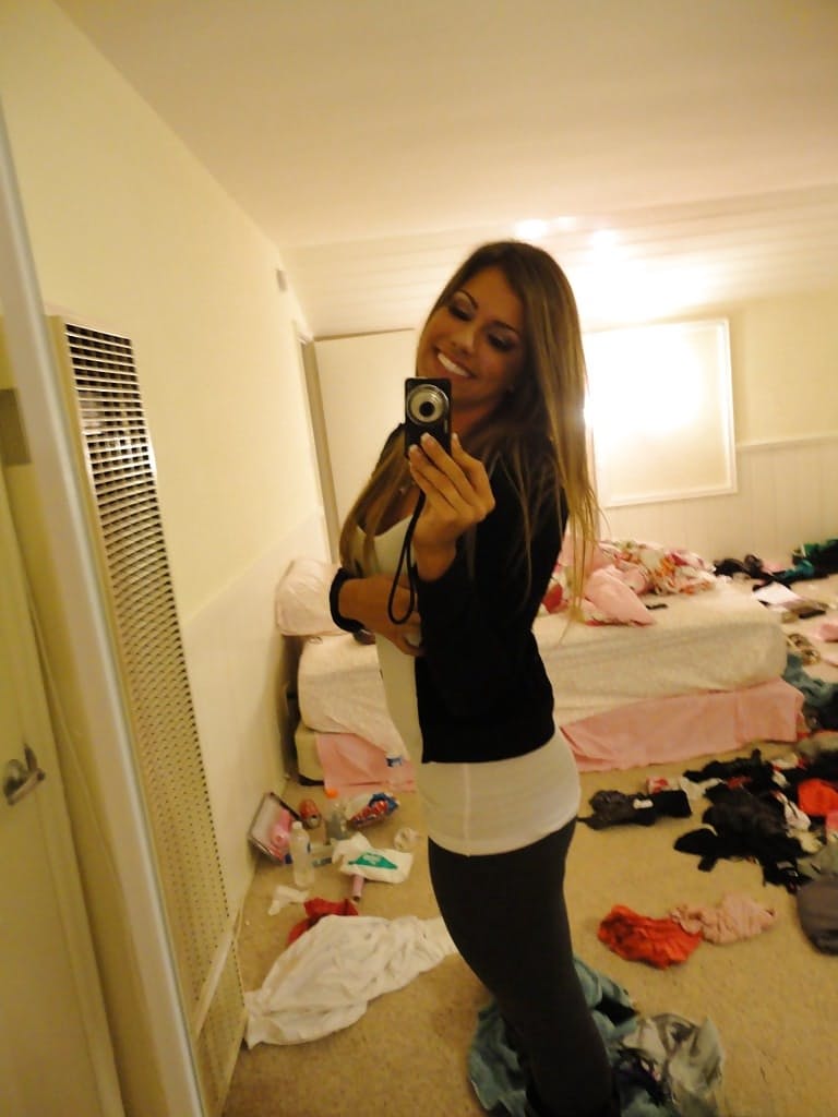 Amateur Bella Beyle strips to make some homemade shots in lingerie