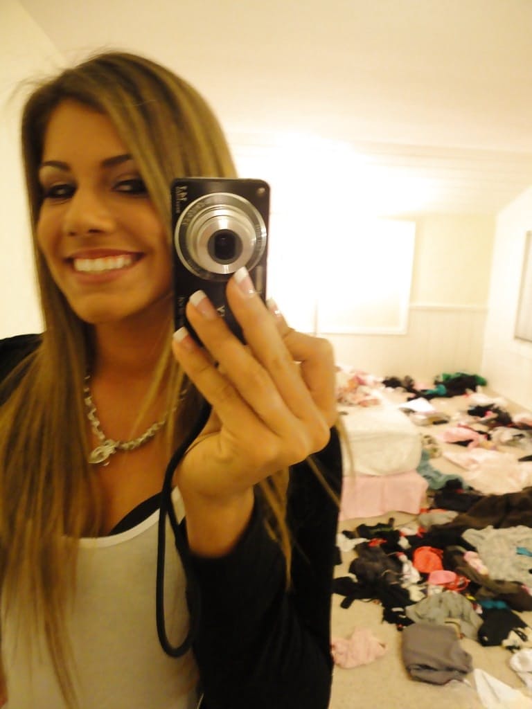 Amateur Bella Beyle strips to make some homemade shots in lingerie
