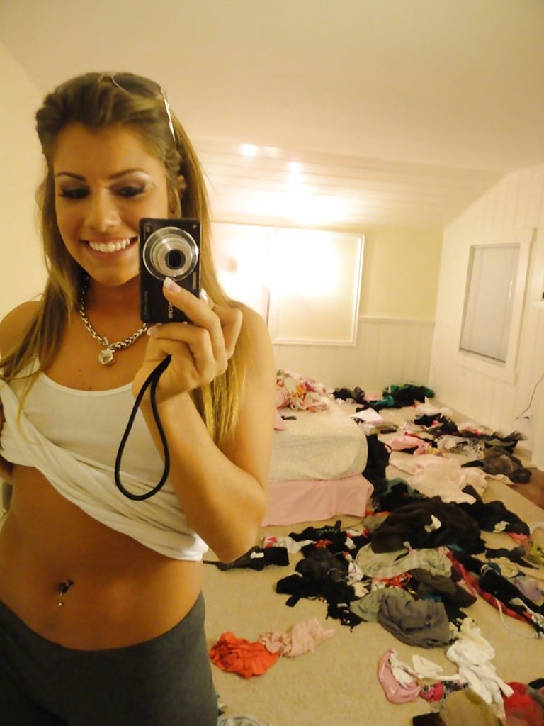 Amateur Bella Beyle strips to make some homemade shots in lingerie