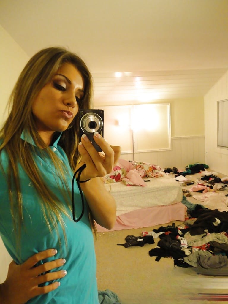 Amateur Bella Beyle strips to make some homemade shots in lingerie