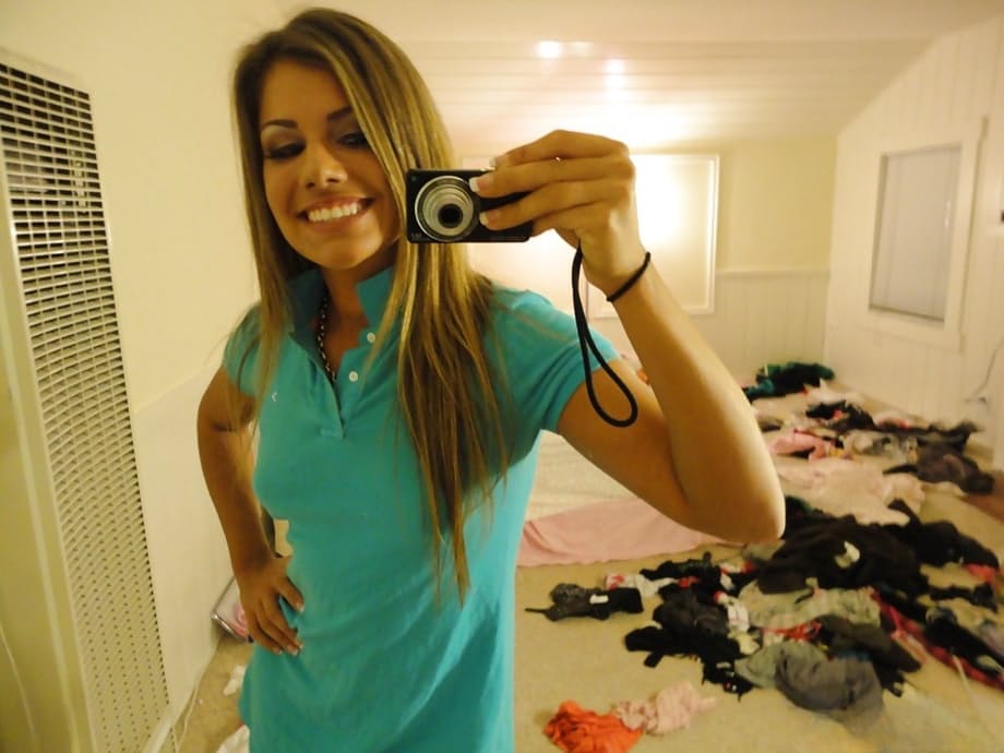 Amateur Bella Beyle strips to make some homemade shots in lingerie