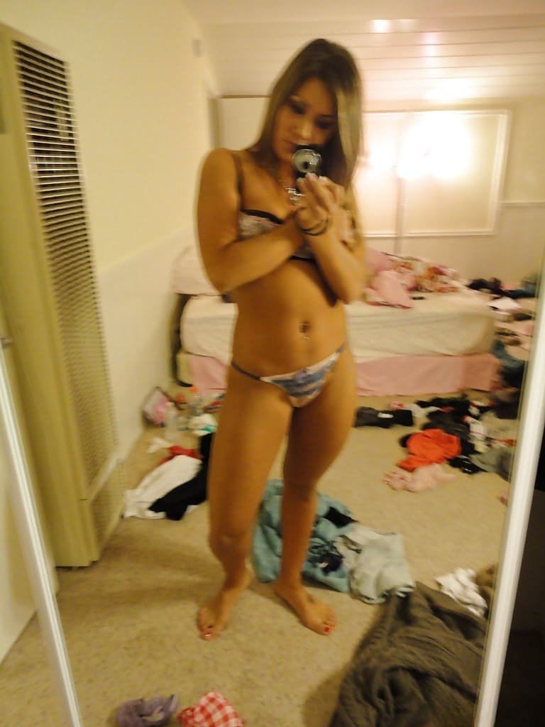 Amateur Bella Beyle strips to make some homemade shots in lingerie