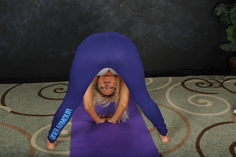Fit blonde MILF Niki Lee Young posing naked after peeling off yoga pants