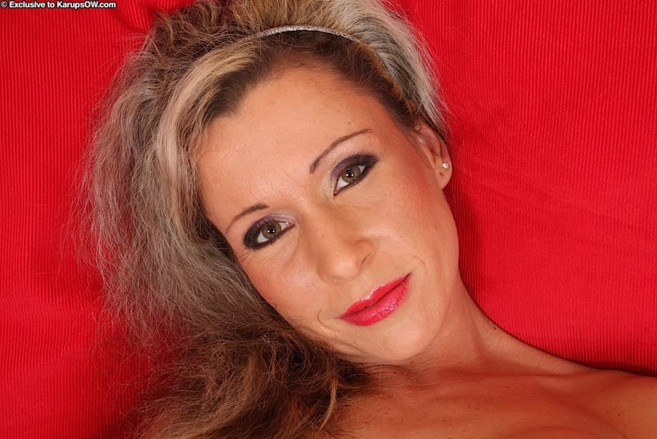 Angie shows off her mature pussy in romantic solo scenes