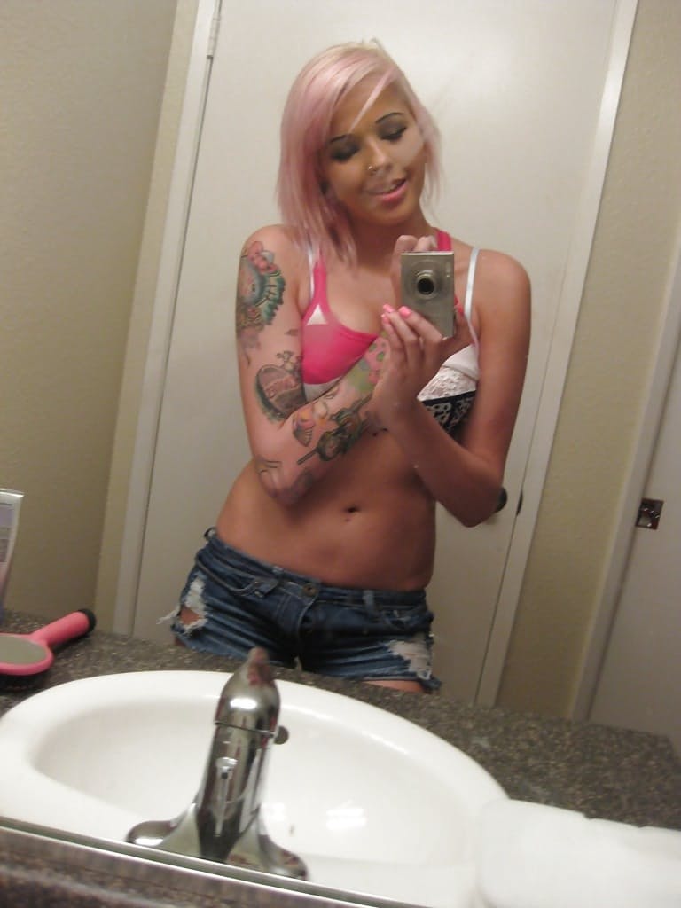 Pretty ex-girlfriend Hayden snapping off nude selfies in her bathroom