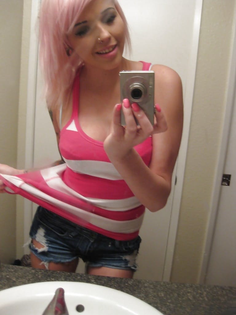 Pretty ex-girlfriend Hayden snapping off nude selfies in her bathroom