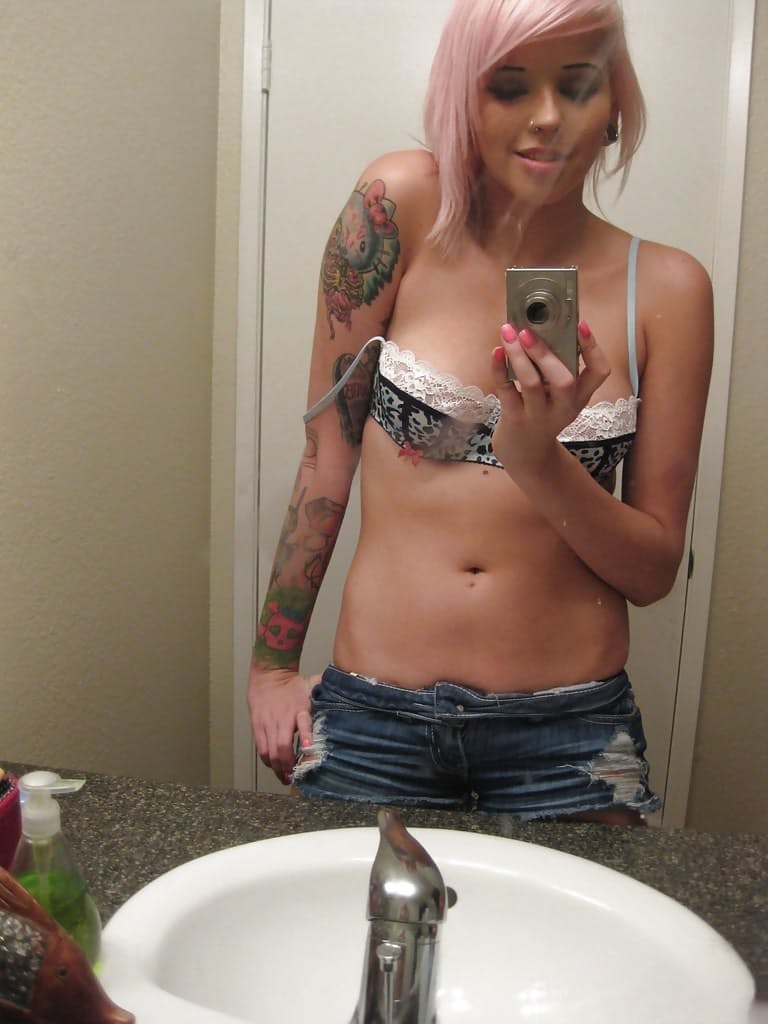 Pretty ex-girlfriend Hayden snapping off nude selfies in her bathroom
