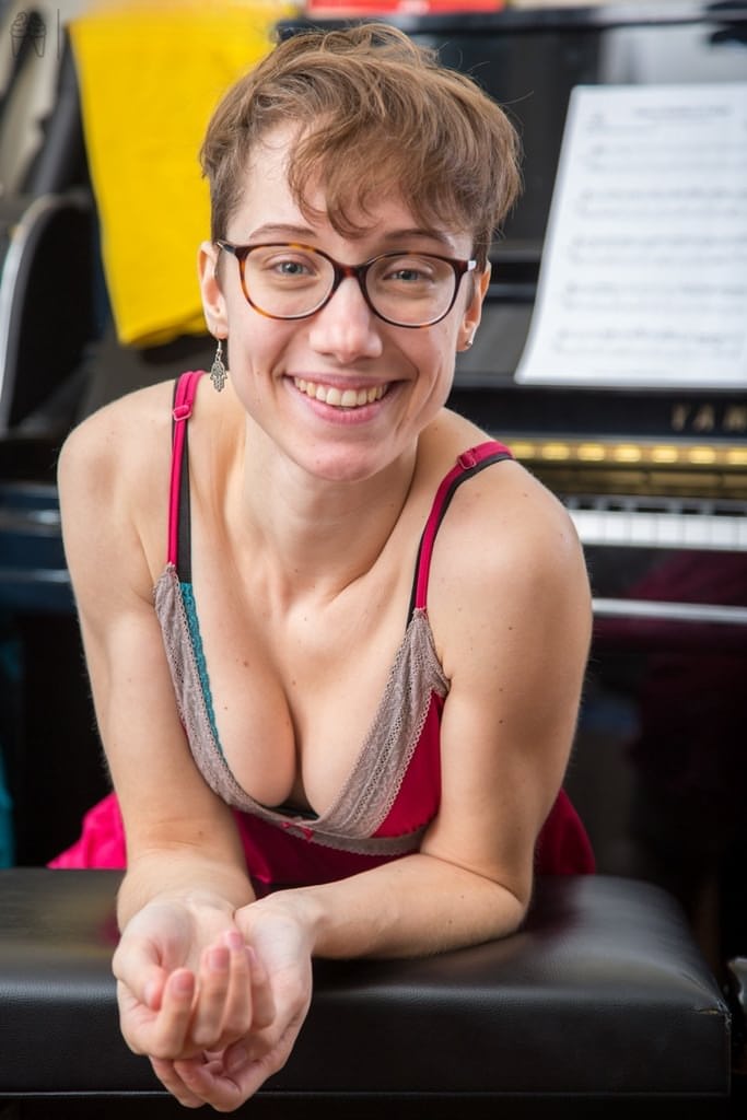 Nerdy amateur Gretchen spreads her hairy pussy and proceeds with piano playing