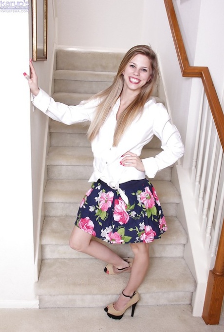 Anorexic amateur Kassie Kensington showing wide open cunt and clit on stairs