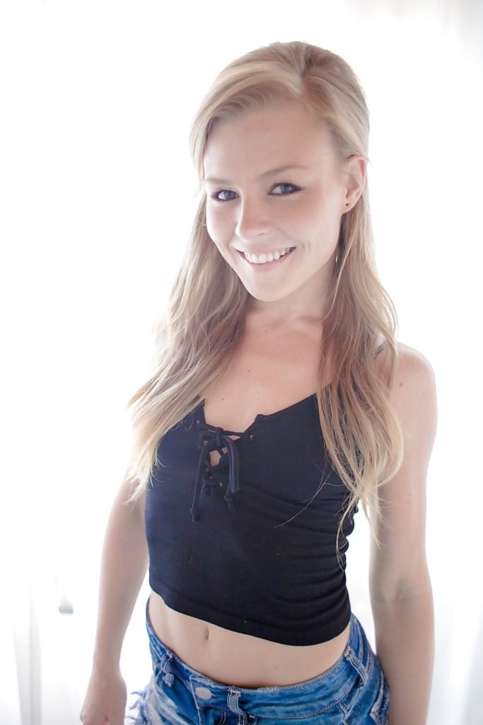 Tiny solo girl Nicole Clitman lets well used asshole free from cutoff shorts
