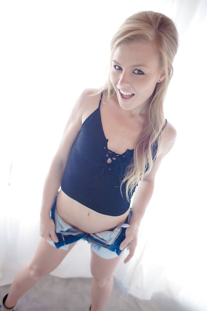 Tiny solo girl Nicole Clitman lets well used asshole free from cutoff shorts