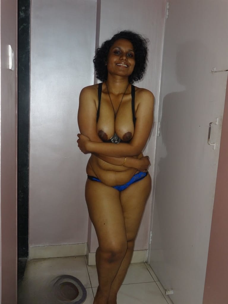 Chubby Desi solo girl releases her tits from bra before flashing some ass