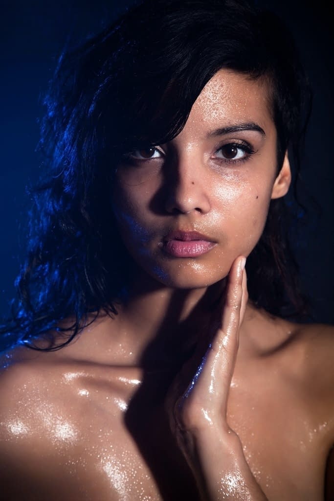 Indian chick shows off her big natural tits while modeling in the nude
