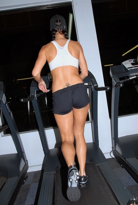 Sporty milf booty pics – and a bare-ass workout with a hot blond