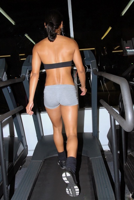 Sporty milf booty pics – and a bare-ass workout with a hot blond