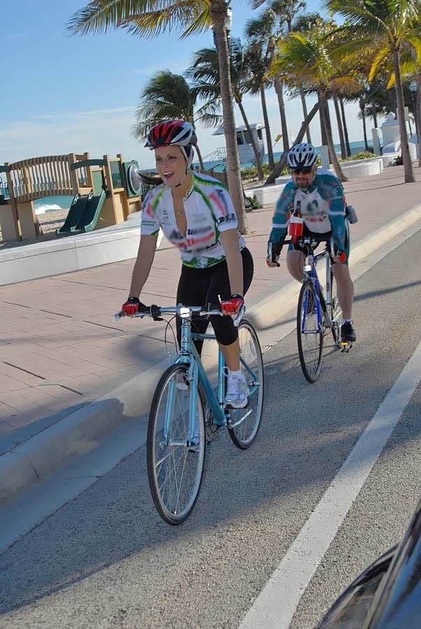 Sexy cyclist milf hooked up during outdoor ride and fucked