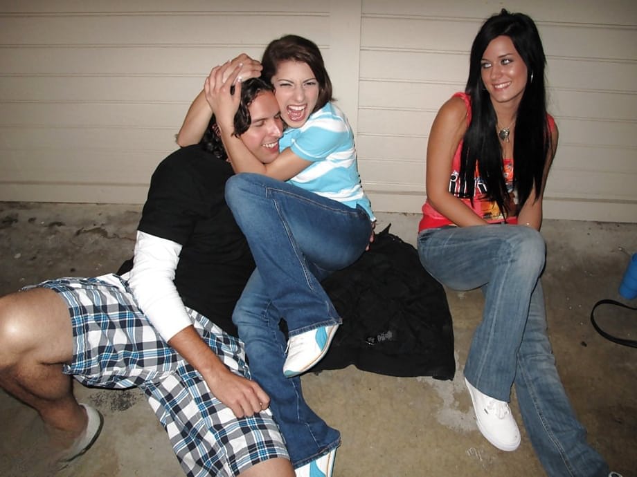 Lusty girlfriend strips off her jeans to give a blowjob and get fucked