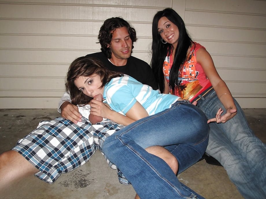 Lusty girlfriend strips off her jeans to give a blowjob and get fucked