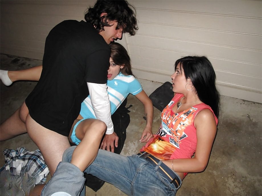 Lusty girlfriend strips off her jeans to give a blowjob and get fucked