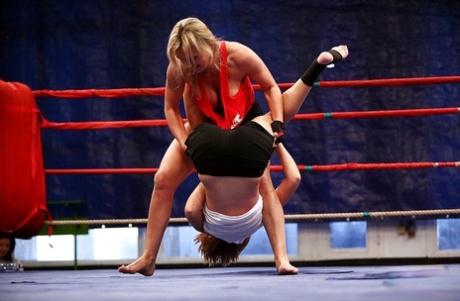 Catfight in the wrestling ring turns into hot lesbian action