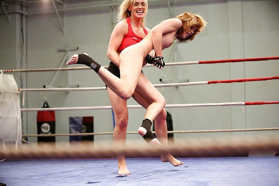Catfight in the wrestling ring turns into hot lesbian action
